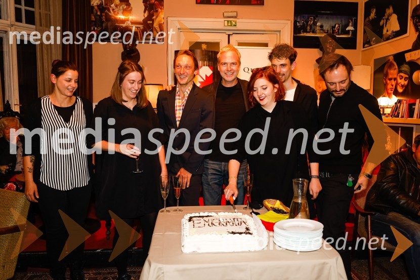  ... ;  Ana Janc, kostumografinja;  Marko  Mandić, igralec;  ... ;  Nina  Ramšak Marković, režiserka;  Nejc Cijan Garlatti, igralec;  Milan Ramšak Marković, dramatugEmigranta, premiera