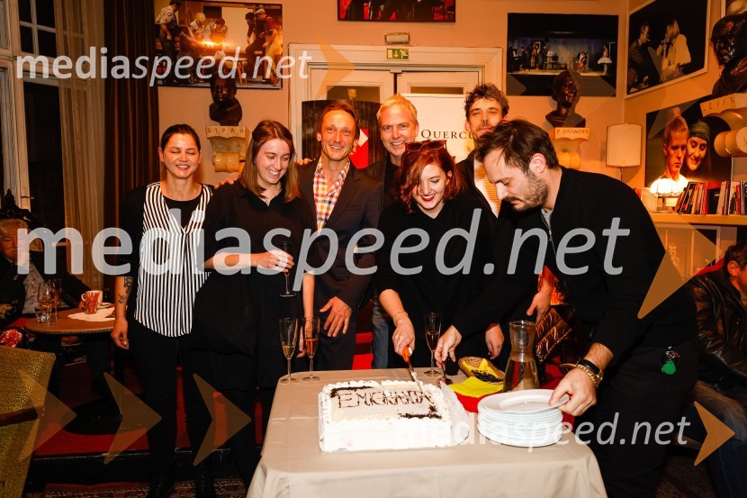  ... ;  Ana Janc, kostumografinja;  Marko  Mandić, igralec;  ... ;  Nina  Ramšak Marković, režiserka;  Nejc Cijan Garlatti, igralec;  Milan Ramšak Marković, dramatugEmigranta, premiera