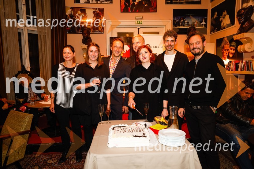  ... ;  Ana Janc, kostumografinja;  Marko  Mandić, igralec;  ... ;  Nina  Ramšak Marković, režiserka;  Nejc Cijan Garlatti, igralec;  Milan Ramšak Marković, dramatugEmigranta, premiera