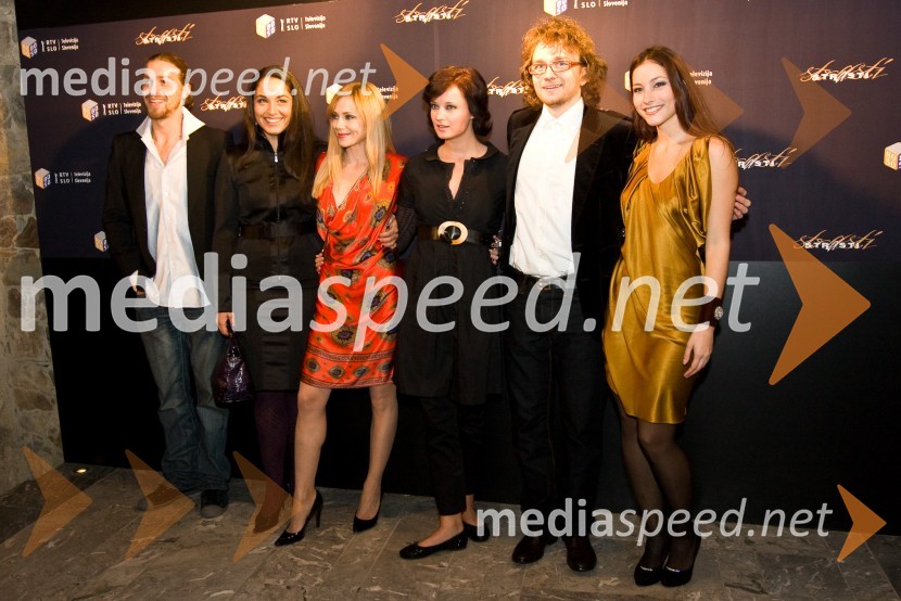 Del igralske zasedbe nadaljevanke Strasti (Tomo Tomšič, Urška Bradaškja, Katarina Čas, Ajda Smrekar, Matija Stipanič in Eva Jurca)Strasti, premiera nove nadaljevanke