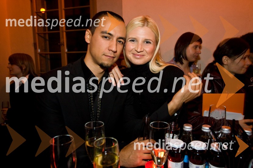 Akira Hasegawa in Ana Bešter, voditelja oddaje RazgibanicaStrasti, premiera nove nadaljevanke