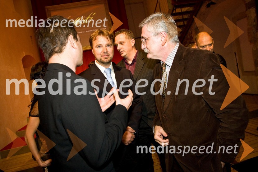 Andrej Kregar, producent nadaljevanke, Jože Možina, direktor TV Slovenija, v ozadju Igor Pirkovič, pomočnik direktorja TV Slovanija in Petar Radovič, odgovorni urednik razvedrilnega programa TV SlovenijaStrasti, premiera nove nadaljevanke