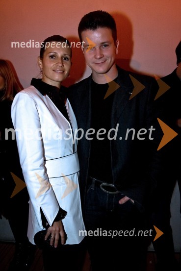 Boštjan Romih, televizijski in radijski voditelj z ženo LaroStrasti, premiera nove nadaljevanke