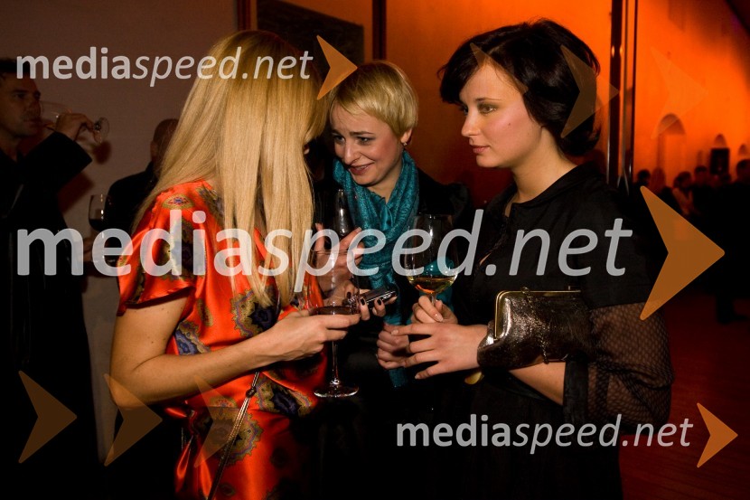 Katarina Čas, ... in Ajda Smrekar, igralki v nadaljevankiStrasti, premiera nove nadaljevanke