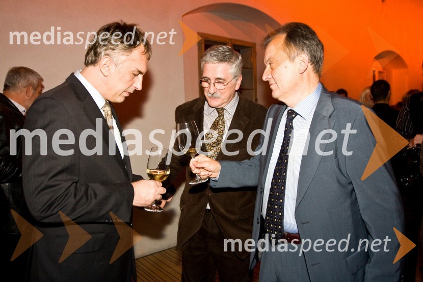 Jonas Žnidaršič, igralec v nadaljevanki, Petar Radovič, odgovorni urednik razvedrilnega programa TV Slovenija in Anton Guzej, direktor RTV SlovenijaStrasti, premiera nove nadaljevanke