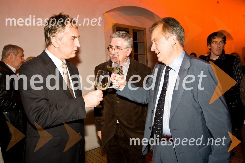 Jonas Žnidaršič, igralec v nadaljevanki, Petar Radovič, odgovorni urednik razvedrilnega programa TV Slovenija in Anton Guzej, direktor RTV SlovenijaStrasti, premiera nove nadaljevanke