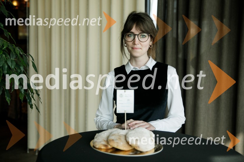  Maja KumarNaj Fala kruh 2021