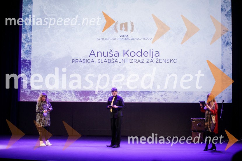  Tijana Zinajić, igralka, asistentka režije;  Boris Car, igralec;  Sara  Špeleč, prevajalka in pesnicaSlavnostna podelitev nagrad Festivala slovenskega filma