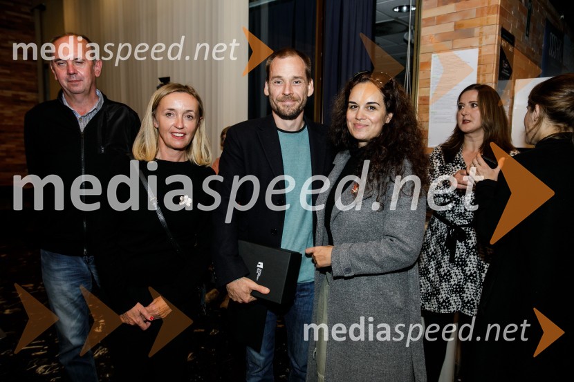 Danijel  Hočevar, producent;  Nataša Bučar, direktorica, Slovenski filmski center;  Mitja Ličen, direktor fotografije, Slovenski filmski center ;  Sonja Prosenc, režiserka;  Marija ZidarSlavnostna podelitev nagrad Festivala slovenskega filma