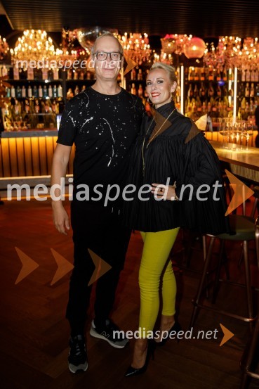  Uroš Smolej, igralec;  Pia Pustovrh, voditeljicaMala Terasa, koncertna komedija Špas teatra