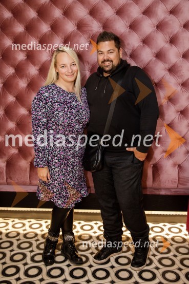  Katja Kaja Mejač, urednica Top smrklja in njena.si;  Nejc Simšič, novinarMala Terasa, koncertna komedija Špas teatra