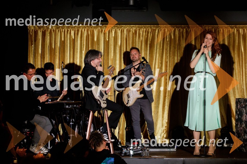 Eva Boto s Tomi Purič bendom. Mala Terasa, koncertna komedija Špas teatra