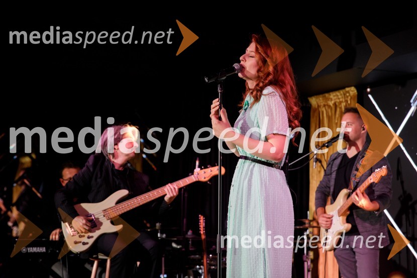  Eva Boto, pevkaMala Terasa, koncertna komedija Špas teatra