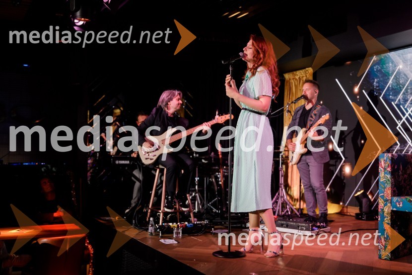  Eva Boto, pevkaMala Terasa, koncertna komedija Špas teatra