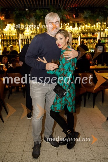  Marko Miladinović, direktor podjetja Armada, televizijski voditelj, igralec;  Maja  Turk, frizerkaMala Terasa, koncertna komedija Špas teatra