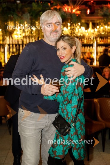  Marko Miladinović, direktor podjetja Armada, televizijski voditelj, igralec;  Maja  Turk, frizerkaMala Terasa, koncertna komedija Špas teatra