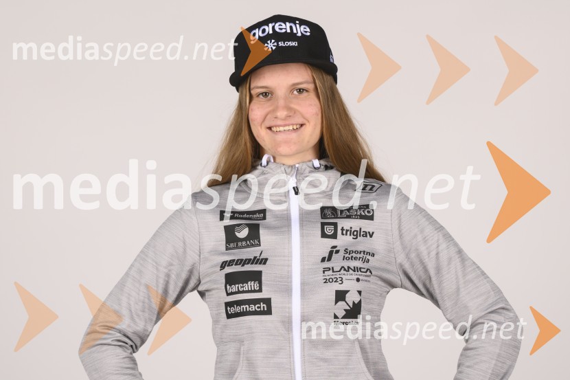  Ema Volavšek, nordijska kombinatorkaPredstavitev reprezentanc Slovenske smučarske zveze, sezone 2021/22