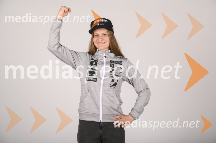  Ema Volavšek, nordijska kombinatorkaPredstavitev reprezentanc Slovenske smučarske zveze, sezone 2021/22