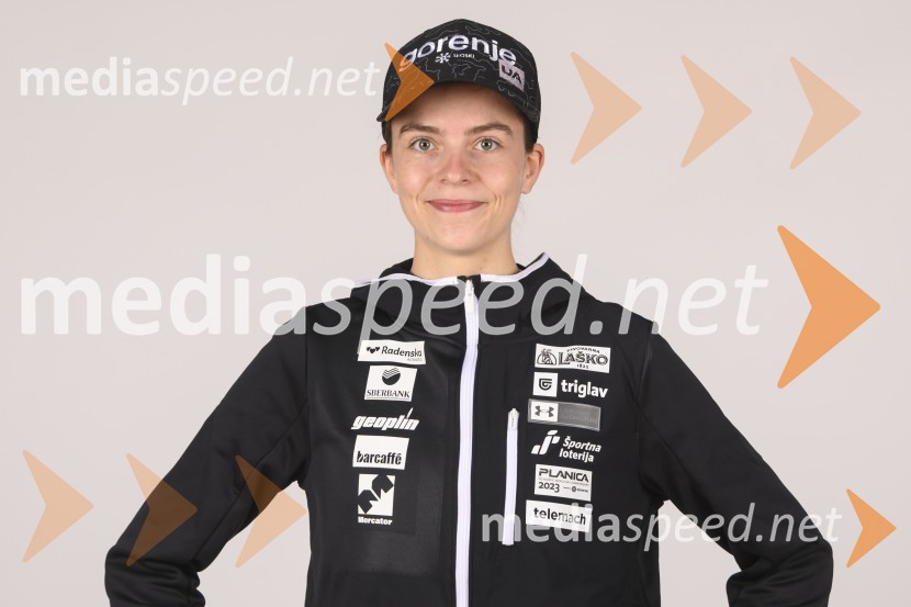 Jerneja Brecl, smučarska skakalkaPredstavitev reprezentanc Slovenske smučarske zveze, sezone 2021/22