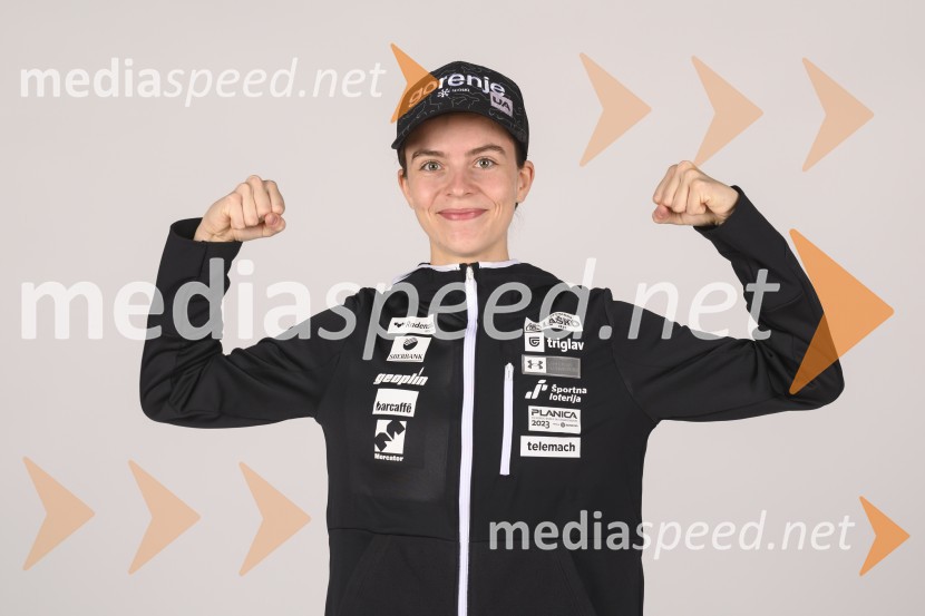  Jerneja Brecl, smučarska skakalkaPredstavitev reprezentanc Slovenske smučarske zveze, sezone 2021/22