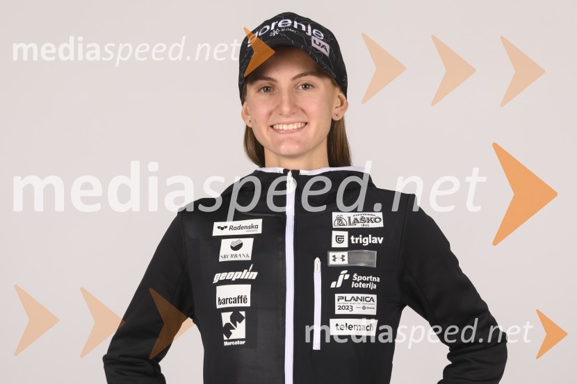  Katra Komar, smučarska skakalkaPredstavitev reprezentanc Slovenske smučarske zveze, sezone 2021/22