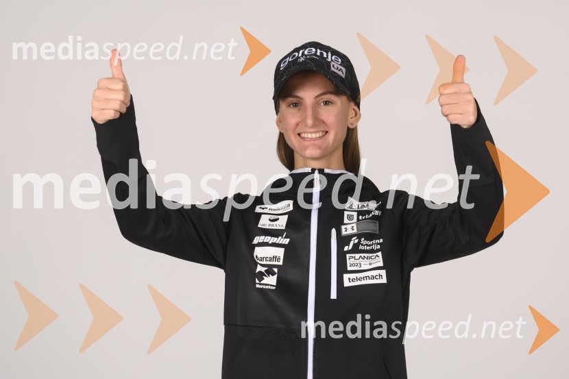  Katra Komar, smučarska skakalkaPredstavitev reprezentanc Slovenske smučarske zveze, sezone 2021/22