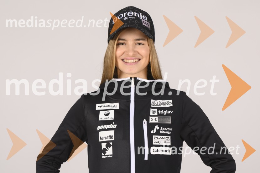  Nika Križnar, smučarska skakalkaPredstavitev reprezentanc Slovenske smučarske zveze, sezone 2021/22