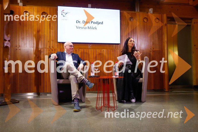  dr. Dan  Podjed, antropolog;  Vesna Milek, novinarka in publicistkaIskrivo v živo, dr. Dan Podjed in Vesna Milek v skednju Škrabčeve domačije