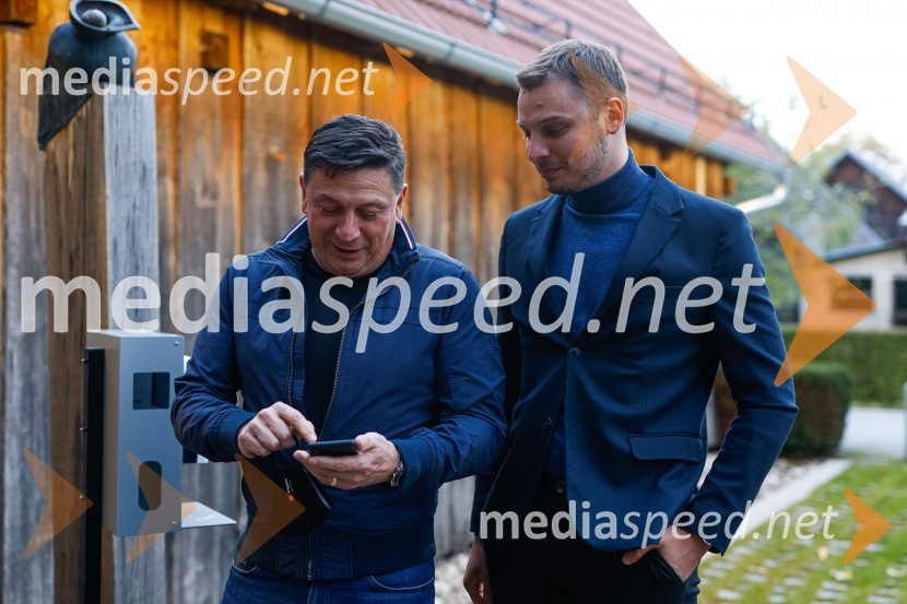 Iskrivo v živo, dr. Dan Podjed in Vesna Milek v skednju Škrabčeve domačije