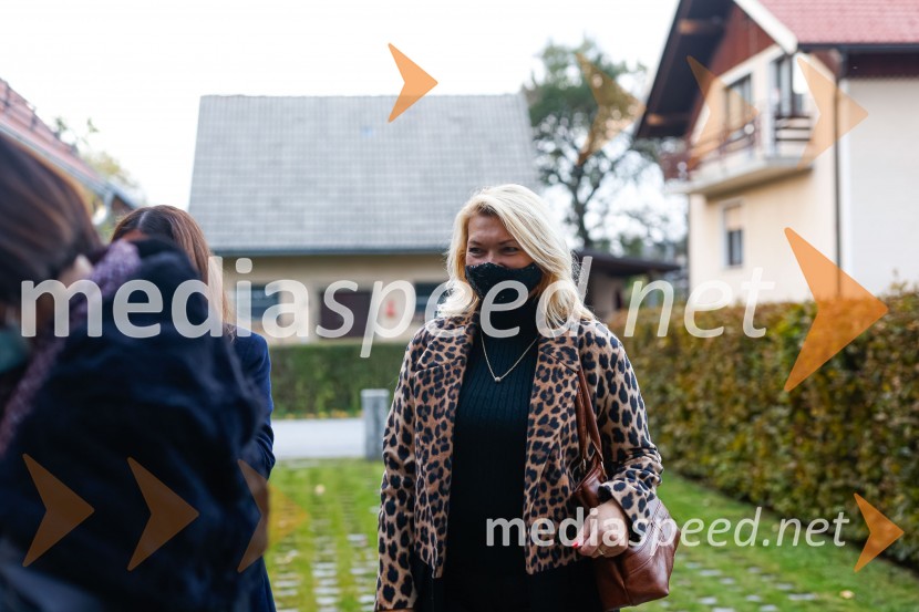 Iskrivo v živo, dr. Dan Podjed in Vesna Milek v skednju Škrabčeve domačije