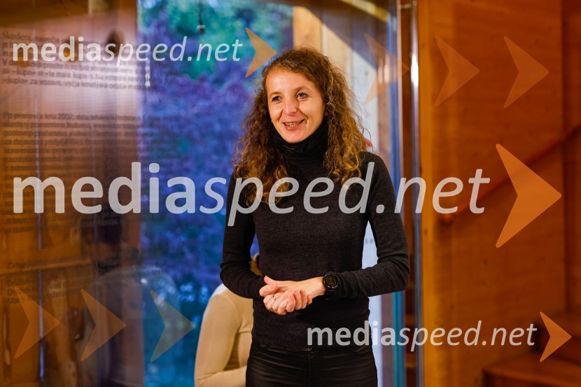  Polona Lovšin, Riko d.o.o.Iskrivo v živo, dr. Dan Podjed in Vesna Milek v skednju Škrabčeve domačije