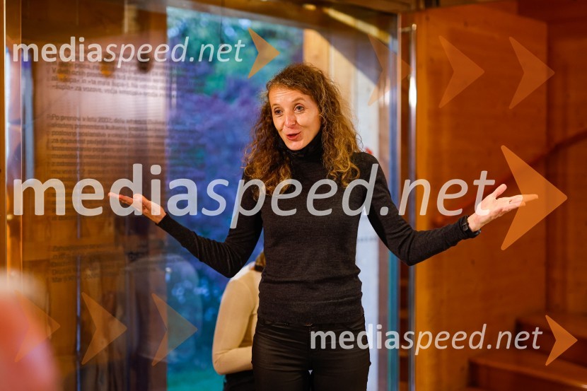  Polona Lovšin, Riko d.o.o.Iskrivo v živo, dr. Dan Podjed in Vesna Milek v skednju Škrabčeve domačije