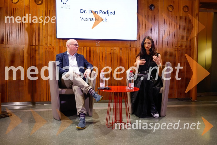  dr. Dan  Podjed, antropolog;  Vesna Milek, novinarka in publicistkaIskrivo v živo, dr. Dan Podjed in Vesna Milek v skednju Škrabčeve domačije