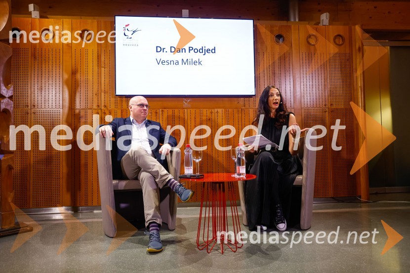  dr. Dan  Podjed, antropolog;  Vesna Milek, novinarka in publicistkaIskrivo v živo, dr. Dan Podjed in Vesna Milek v skednju Škrabčeve domačije
