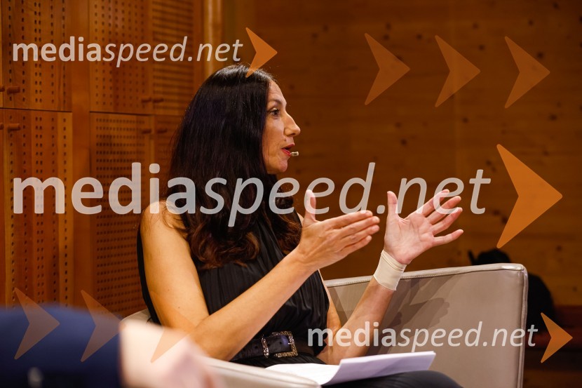  Vesna Milek, novinarka in publicistkaIskrivo v živo, dr. Dan Podjed in Vesna Milek v skednju Škrabčeve domačije