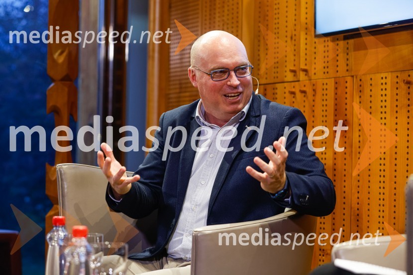  dr. Dan  Podjed, antropologIskrivo v živo, dr. Dan Podjed in Vesna Milek v skednju Škrabčeve domačije