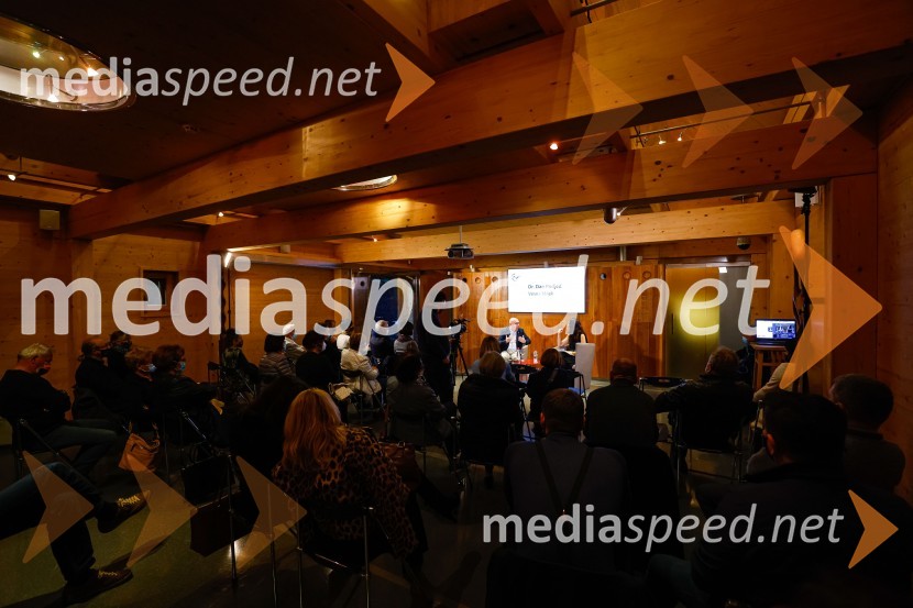 Iskrivo v živo, dr. Dan Podjed in Vesna Milek v skednju Škrabčeve domačije