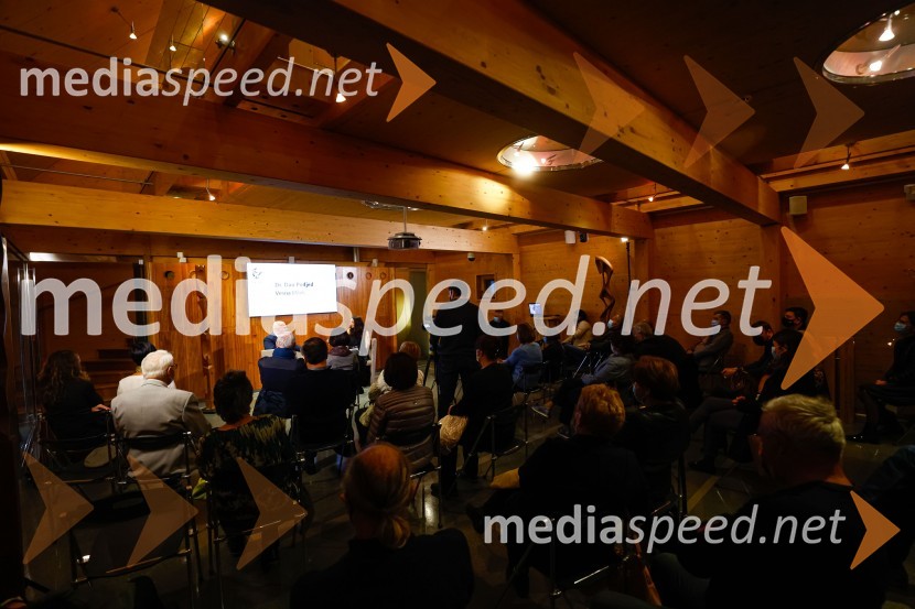 Iskrivo v živo, dr. Dan Podjed in Vesna Milek v skednju Škrabčeve domačije