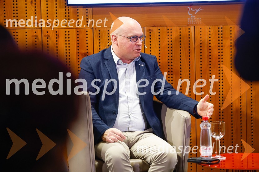  dr. Dan  Podjed, antropologIskrivo v živo, dr. Dan Podjed in Vesna Milek v skednju Škrabčeve domačije