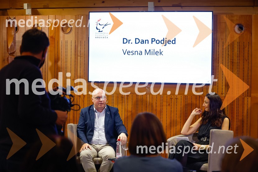  dr. Dan  Podjed, antropolog;  Vesna Milek, novinarka in publicistkaIskrivo v živo, dr. Dan Podjed in Vesna Milek v skednju Škrabčeve domačije