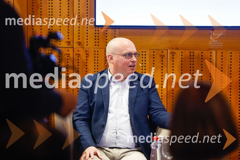  dr. Dan  Podjed, antropologIskrivo v živo, dr. Dan Podjed in Vesna Milek v skednju Škrabčeve domačije