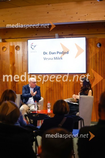  dr. Dan  Podjed, antropolog;  Vesna Milek, novinarka in publicistkaIskrivo v živo, dr. Dan Podjed in Vesna Milek v skednju Škrabčeve domačije