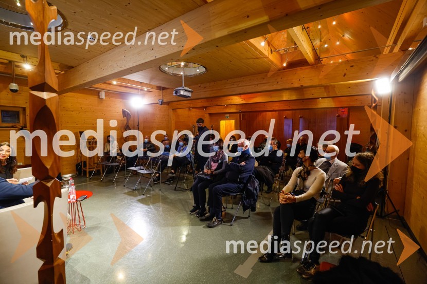 Iskrivo v živo, dr. Dan Podjed in Vesna Milek v skednju Škrabčeve domačije