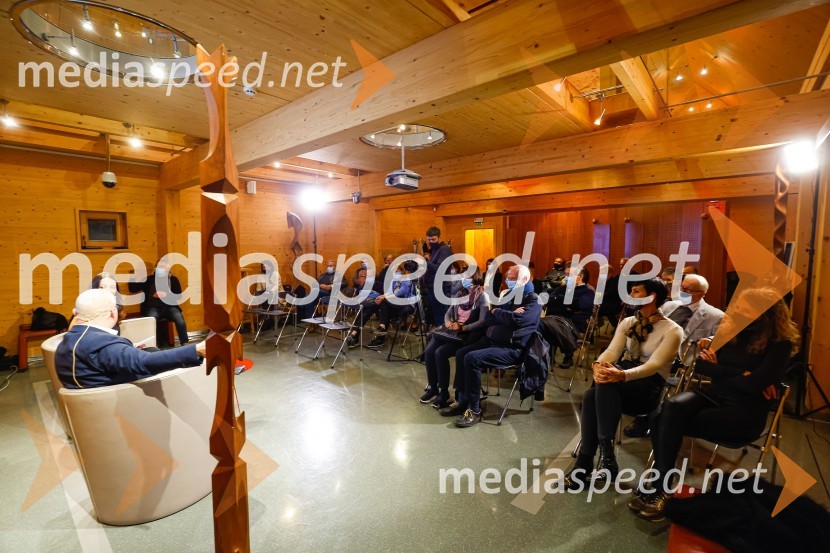 Iskrivo v živo, dr. Dan Podjed in Vesna Milek v skednju Škrabčeve domačije