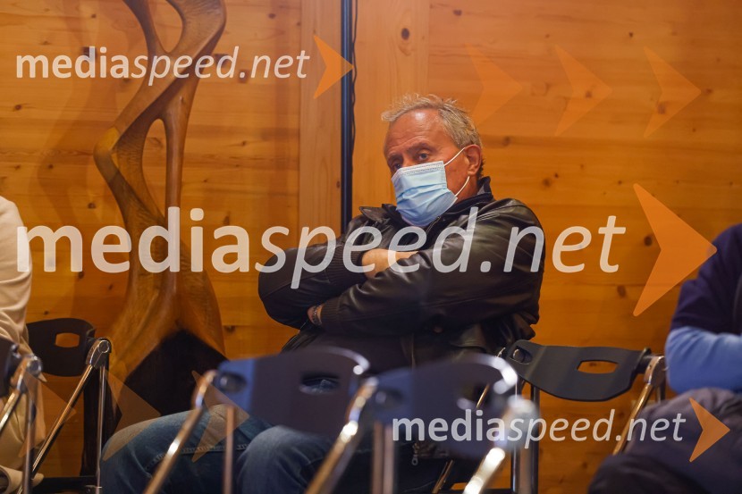 Iskrivo v živo, dr. Dan Podjed in Vesna Milek v skednju Škrabčeve domačije