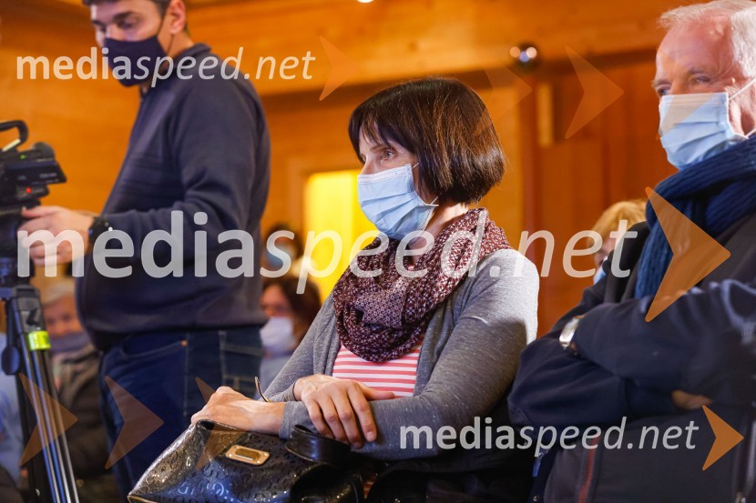 Iskrivo v živo, dr. Dan Podjed in Vesna Milek v skednju Škrabčeve domačije