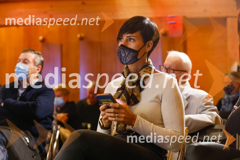  Zala  Razinger, Riko Ribnica, asistentka v PRjuIskrivo v živo, dr. Dan Podjed in Vesna Milek v skednju Škrabčeve domačije