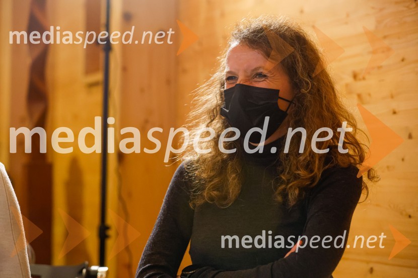  Polona Lovšin, Riko d.o.o.Iskrivo v živo, dr. Dan Podjed in Vesna Milek v skednju Škrabčeve domačije