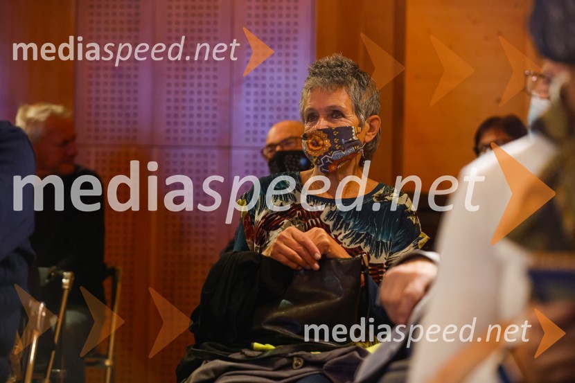 Iskrivo v živo, dr. Dan Podjed in Vesna Milek v skednju Škrabčeve domačije