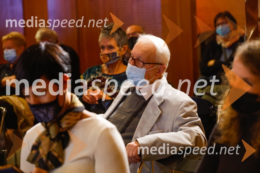 Iskrivo v živo, dr. Dan Podjed in Vesna Milek v skednju Škrabčeve domačije